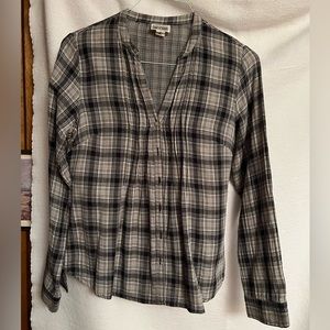 Women’s button down shirt. Size medium.